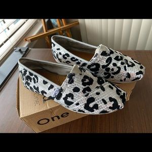 Tom’s Black/Silver Sequined Animal Print flats 8
